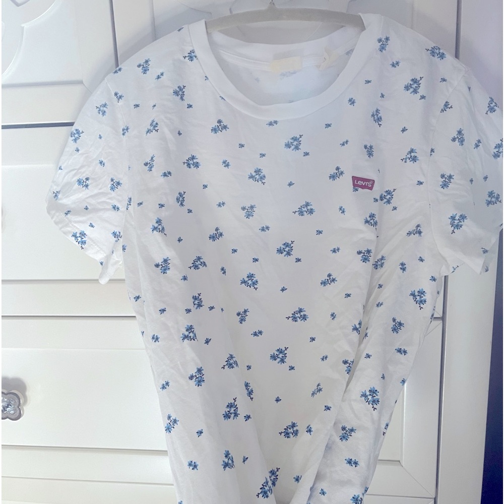 Levi’s T-Shirt S-Large . Used twice in good condition.